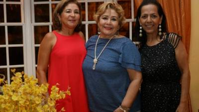 Miriam Boden, la festejada Rocy Méndez y Lorette Kawas.