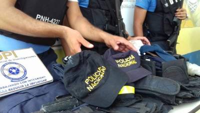 Los policías encontraron indumentaria policial tras varios allanamiento.