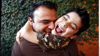 Su esposa lo abandonó y desde entonces se ha dedicado a cuidar a sus hijos.