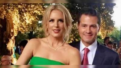Enrique Peña Nieto y su novia, Tania Ruiz (i).