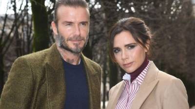 Victoria, esposa de David Beckham, habría optado por acogerse un plan de ayuda gubernamental para suspender a 30 empleados de su marca de ropa.