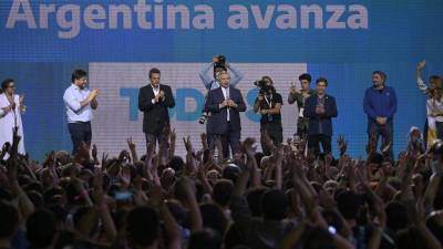 El presidente argentino Alberto Fernández , el gobernador de la provincia de Buenos Aires Axel Kicillof, y varios legisladores del partido gobernante “Frente de Todos” son vistos con simpatizantes después de las elecciones.