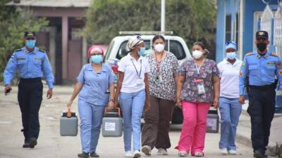 Personal sanitario se desplaza a los diferentes puntos de la ciudad para realizar la vacunación.