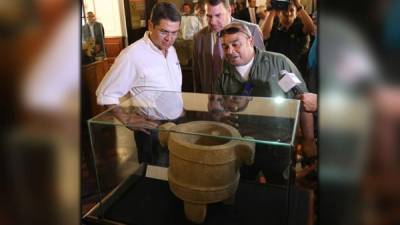 Hasta la fecha, los objetos encontrados en el sitio, que observa el presidente Hernández y personal de Antropología, datan de entre los años 1000 y 1500 DC.