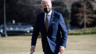 El presidente Joe Biden cruza el jardín sur en la Casa Blanca.