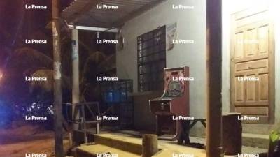 En las afueras de esta vivienda se encontraban las víctimas.