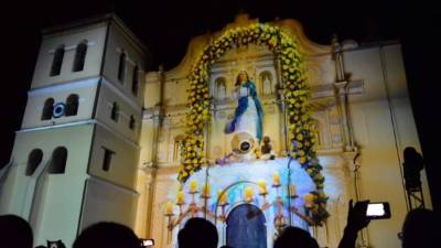 Más de cinco mil personas concentradas en la Plaza Central León Alvarado de la zona presenciaron el evento del videomapping y varios actos culturales.