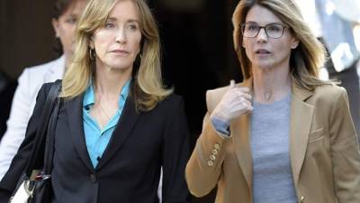 Collage de fotos de Felicity Huffman y Lori Loughlin (d) saliendo de la corte este 03 de abril de 2019.