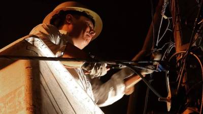 Cuadrillas de la Enee efectúan trabajos nocturnos debido a las sobrecargas en los circuitos por el alto consumo de electricidad.