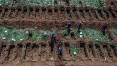 La curva de casos del coronavirus aún está a semanas de su ápice en Brasil, pero su letalidad y la demora en los diagnósticos ya ponen bajo presión al mayor cementerio de Sao Paulo y de América Latina, con entierros exprés y velorios sin abrazos.