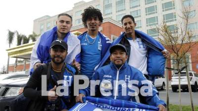 Los aficionados hondureño que llegaron desde Colorado hasta San José, California. Foto Neptalí Romero/Enviado Especial