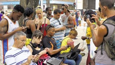 El acceso a Internet en Cuba es limitado a unos pocos puntos de acceso Wi-Fi, donde muchos usuarios se congregan.