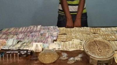 Las autoridades mostraron los objetos y dinero que se le decomisó.
