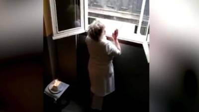 La abuelita se emocionó con el gesto de sus vecinos.