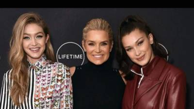 Yolanda Hadid (c) ha confirmado el embarazo de su hija Gigi (i).