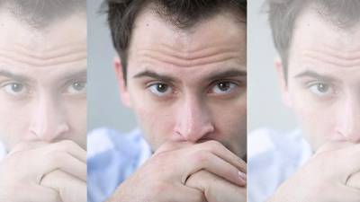 Como se trata de la primera vez, el joven no desea forzar el encuentro sexual con su novia.