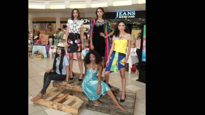 Jovencitas sirvieron de modelos para las creaciones de los expositores.