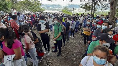 Hondureños y nicaragüenses hacen cola para vacunarse con las vacunas Pfizer-BioNTech y Moderna.