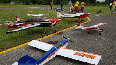 Pilotos de Estados Unidos y Centroamérica deleitan a los sampedranos con las acrobacias.