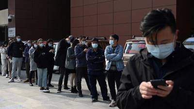 Las personas hacen fila para hacerse las pruebas del coronavirus.