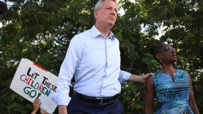 Bill de Blasio, alcalde de Nueva York, dijo que Donald Trump 'creó esta crisis' migratoria, 'esto no tenía que pasar', con unas políticas que buscan dividir a los estadounidenses y 'demonizar a los inmigrantes y a la gente de color', expresó. Foto: AFP