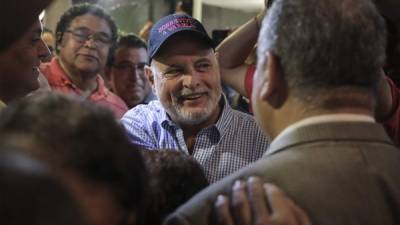 El exgobernante Ricardo Martinelli siendo liberado en Panamá. Foto AFP