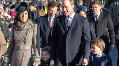 Los duques de Cambridge, Kate y William, asistieron a la tradicional misa de Navidad en Sandringham junto a sus retoños, los príncipes George y Charlotte.Este año la familia real tuvo grandes ausencias en las fiestas, entre estos los duques de Sussex, Meghan y Harry junto a su hijo Archie.