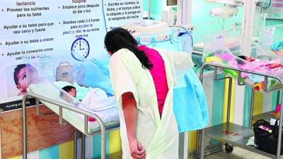 Una madre cuyo bebé nació con microcefalia lo cuida en la Unidad de Cuidados Intensivos del Hospital del Sur en Choluteca. Foto: AFP/Orlando Sierra