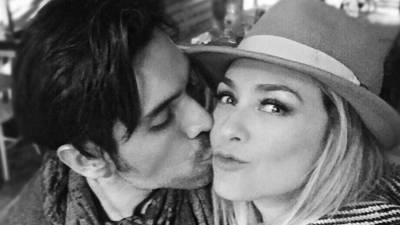 El fotógrafo Uriel Santana y la actriz mexicana Aracely Arámbula salen muy románticos en esta fotografía.