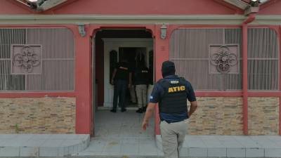 Agentes realizando la búsqueda de drogas, dinero, armas, documentación y recolección de indicios.