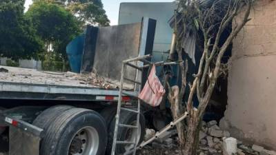 Por el fuerte encontronazo contra la casa, el conductor de la rastra quedó atrapado en el cabezal y murió en el lugar.