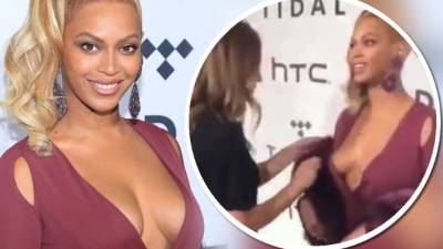 La estrella lució un vestido asimétrico de Philipp Plein, con el cual dejó mucha piel a la vista.