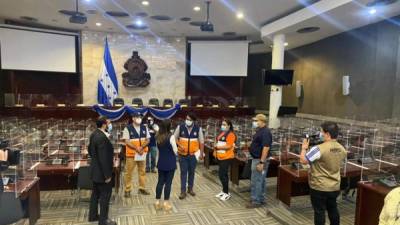 Equipo de la Unidad de Epidemiología de Sinager y Copeco realizando supervisión en el Congreso Nacional para analizar la posibilidad del retorno de sesiones presenciales.