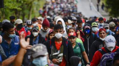 La nueva caravana de migrantes que se dirige a los Estados Unidos camina por una carretera en Guatemala. Foto AFP
