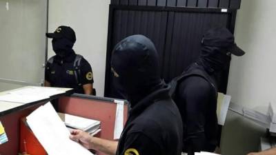 No es la primera vez que la Atic busca información en la Secretaría de Seguridad. Foto de archivo de agentes realizando su trabajo en otra institución del Estado.