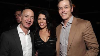 Lauren Sánchez (c) junto a su entonces esposo, Patrick Whitesell (d) y su presunto amante, Jeff Bezos (i).