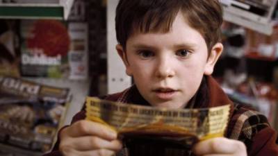 Ya han pasado diez años desde que Freddie Highmore protagonizó 'Charlie y la Fábrica de Chocolate'.