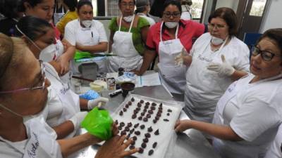 La “chocoloatier” belga Anita Helsen en el taller intensivo que dio a socias de la Redmuch en las instalaciones de la Fundación Hondureña de Investigación Agrícola (Fhia) en La Lima, Cortés.