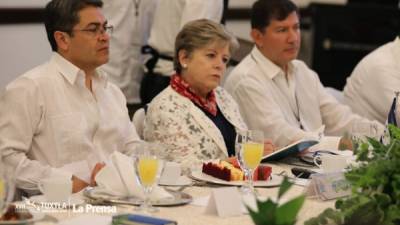 REUNIÓN. El presidente Juan Orlando Hernández junto a la secretaria ejecutiva de la Cepal, Alicia Bárcena, durante la cumbre. foto: MELVIN CUBAS