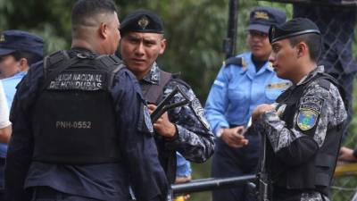 Recientemente, los policías especiales Cobras se declararon en rebeldía exigiendo mejoras salariales. Diversos sectores cuestionan su apatía en el control de saqueos y disturbios