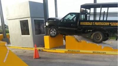 El vehículo junto con sus ocupantes se fue a estrellar a una base de metal donde funcionan los semáforos.