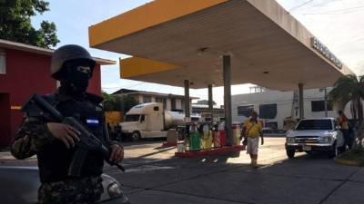 Las autoridades inspeccionan documentos de una gasolinera.