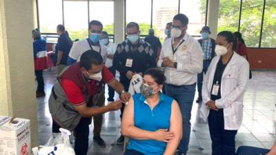 Momento en que personal sanitario vacuna al gremio periodístico en Tegucigalpa.