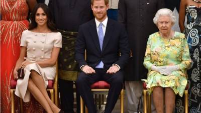 Los duques de Sussex acompañaron a Isabel II, anfitriona de la ceremonia de los Premios a los Jóvenes Líderes de la Reina este 26 de junio. Foto AFP
