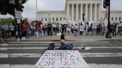 Defensores del derecho al aborto se manifiestan frente al edificio de la Corte Suprema.