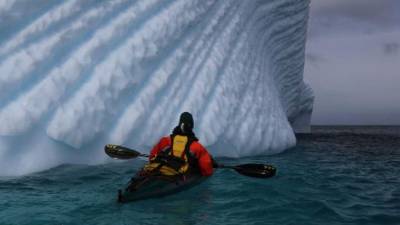 Durante 11 días, tres kayakistas recorrieron entre 20 y 30 kilómetros diarios y unieron la Isla Livingston, Isla Greenwich, Isla Barrientos, Isla Robert, Isla Nelson e Isla Rey Jorge