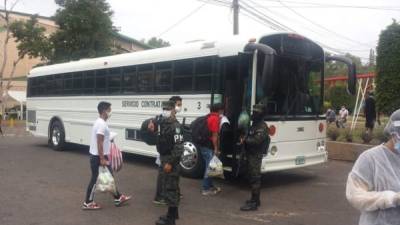 Los migrantes ingresando a un autobús para ir de nuevo a sus hogares.