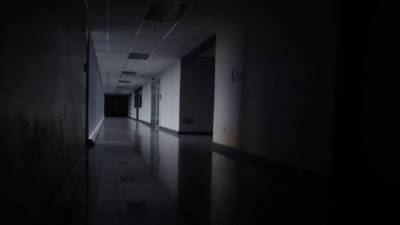 Vista de un pasillo oscuro en un edificio empresarial este lunes en Caracas. Un nuevo apagón afectó este lunes gran parte del territorio venezolano, solo tres semanas después de un corte que dejó sin servicio a casi todo el país.