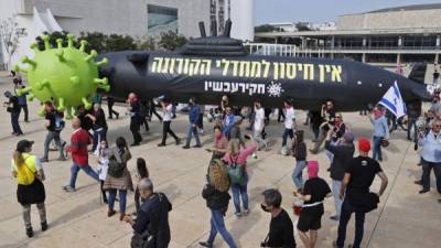 Los israelíes protestan en medio de la crisis de la pandemia de coronavirus contra su primer ministro Benjamin Netanyahu. Foto AFP