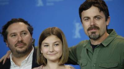 Teddy Schwarzman, Anna Pniowsky y Casey Affleck.